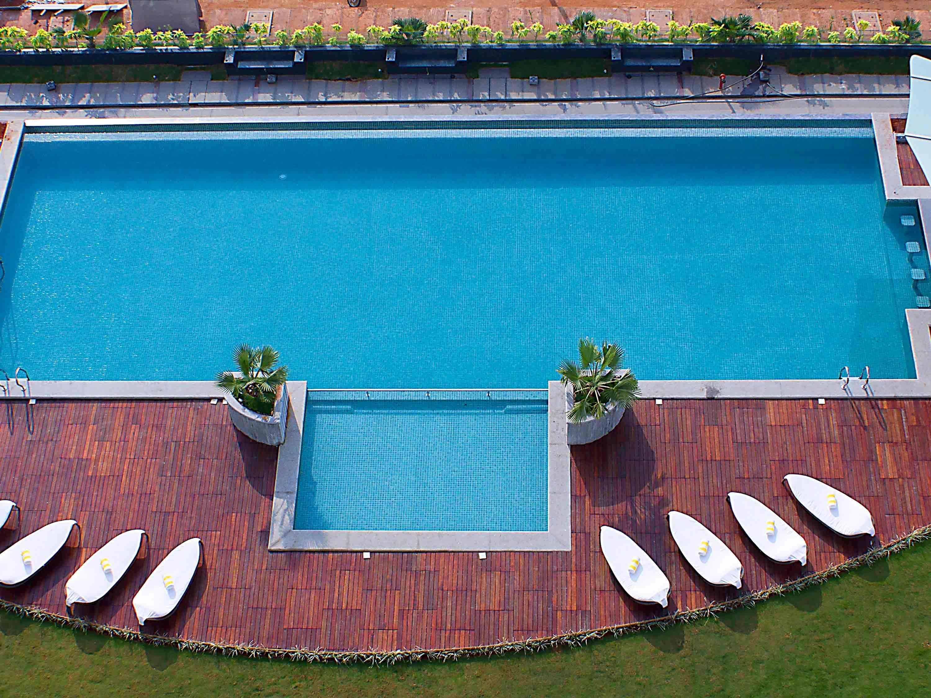 Novotel Visakhapatnam Varun Beach Экстерьер фото The swimming pool at the hotel