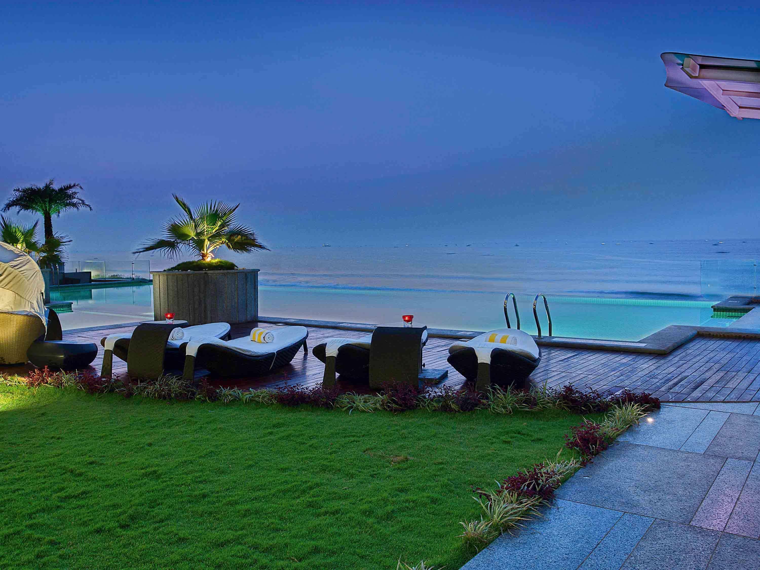 Novotel Visakhapatnam Varun Beach Экстерьер фото The pool at the hotel