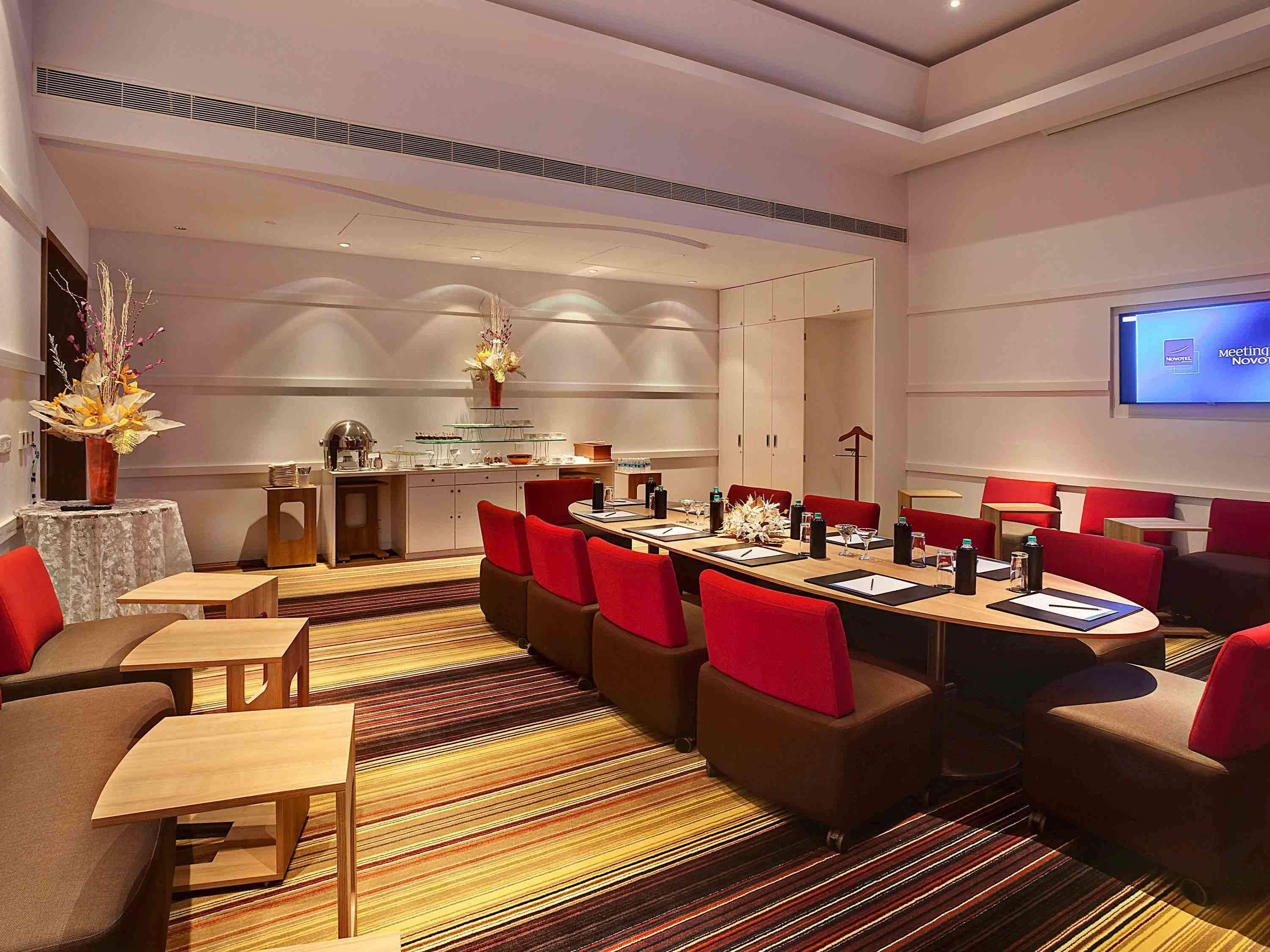 Novotel Visakhapatnam Varun Beach Экстерьер фото A meeting room at the hotel