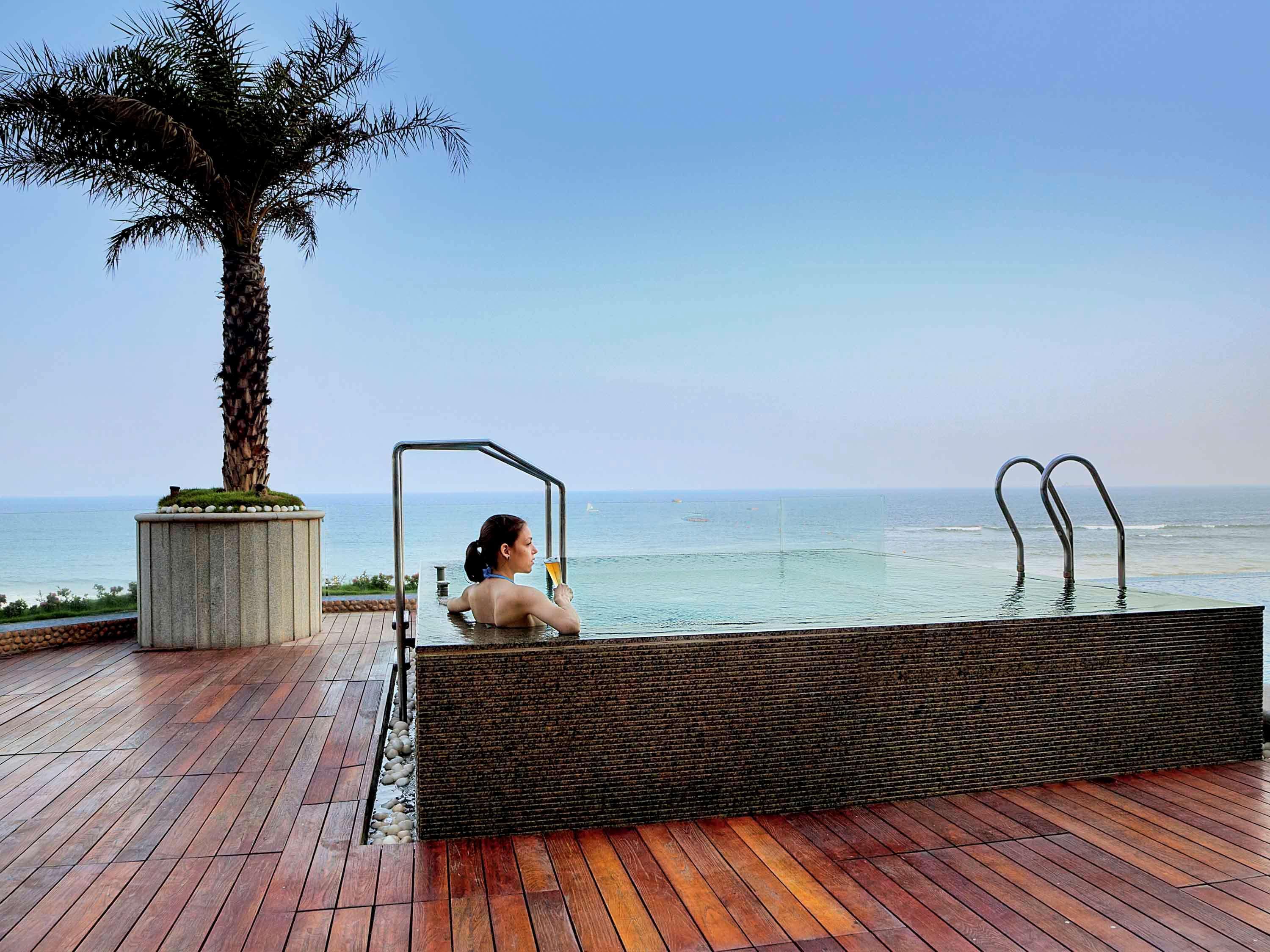Novotel Visakhapatnam Varun Beach Экстерьер фото Infinity pool at the hotel