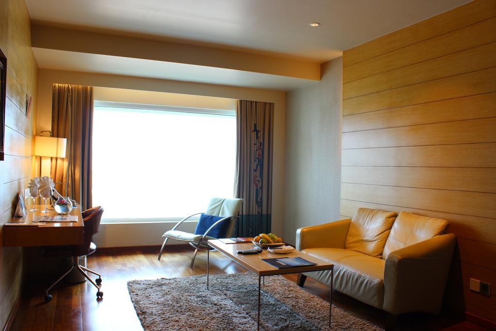 Novotel Visakhapatnam Varun Beach Экстерьер фото A suite at the Taj Bengal