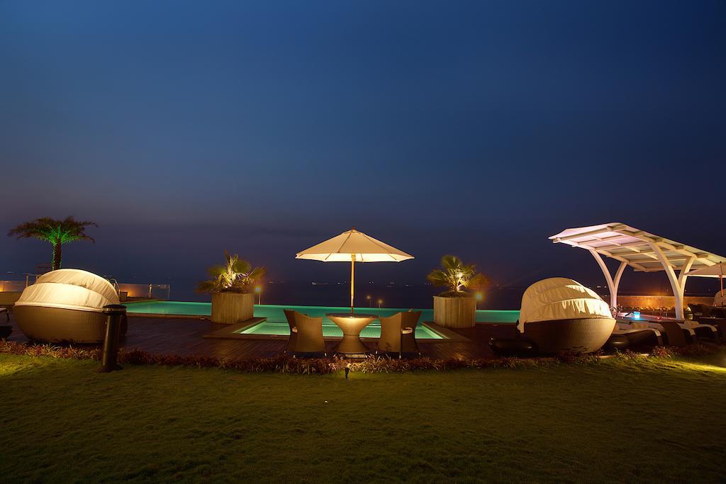 Novotel Visakhapatnam Varun Beach Экстерьер фото The pool at the hotel